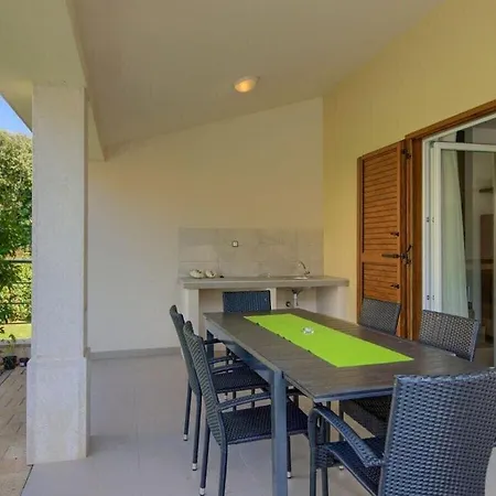 Villa Aurora-marisol With Pool, 150 M *