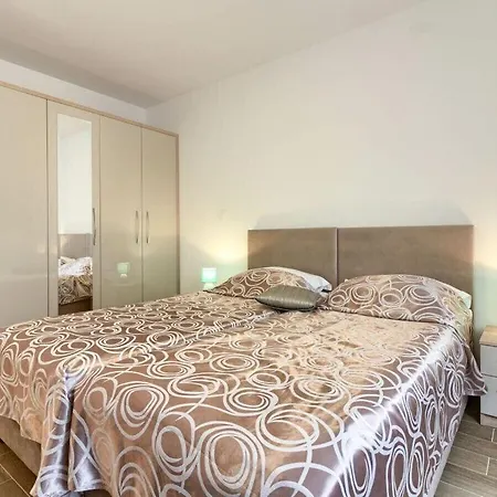 Villa Aurora-marisol With Pool, 150 M