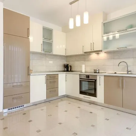 Villa Aurora-marisol With Pool, 150 M Pula