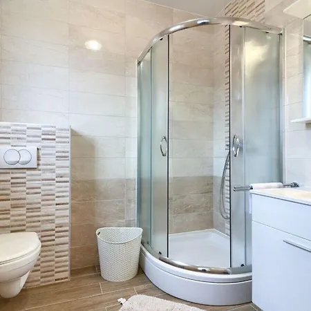 Villa Aurora-marisol With Pool, 150 M